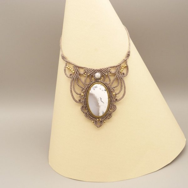 Collier  micro-macramé gris clair avec une  une pierre naturelle, la dendrite