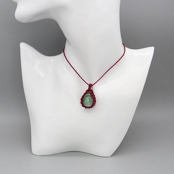 Collier en micro-macram&eacute; rouge avec une labradorite