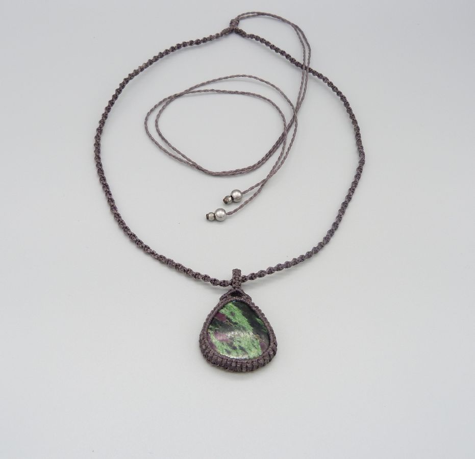 Collier en micro-macramé violet foncé avec une pierre gemme, la zoïsite