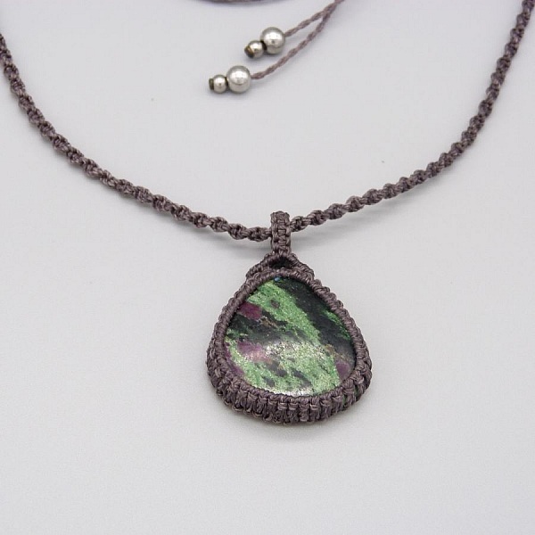 Collier en micro-macram&eacute; violet fonc&eacute; avec une pierre gemme, la zo&iuml;site