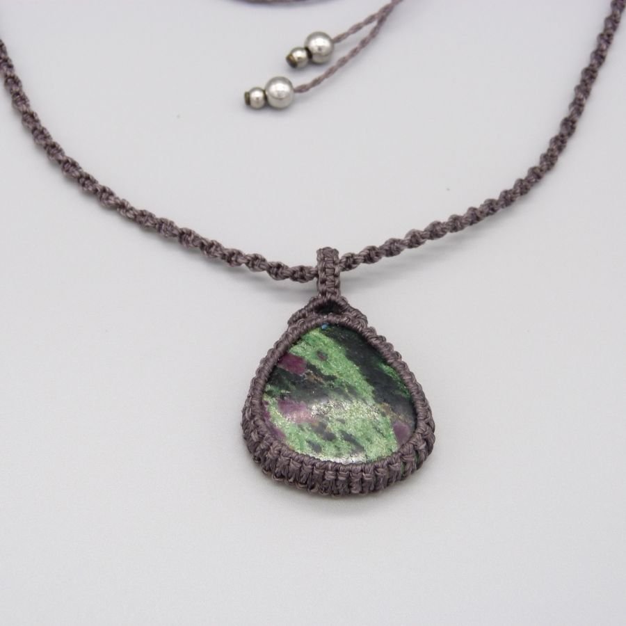 Collier en micro-macramé violet foncé avec une pierre gemme, la zoïsite