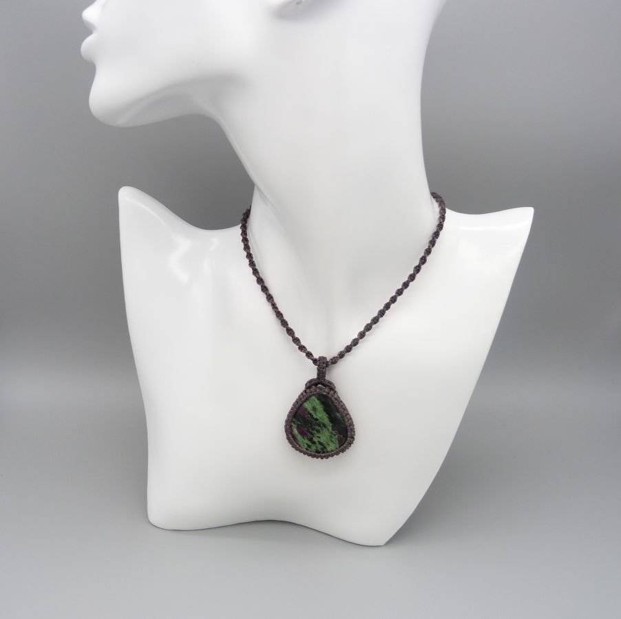 Collier en micro-macramé violet foncé avec une pierre gemme, la zoïsite
