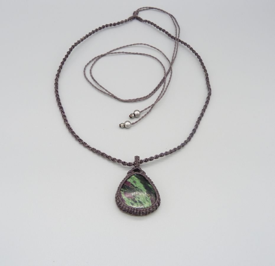 Collier en micro-macramé violet foncé avec une pierre gemme, la zoïsite
