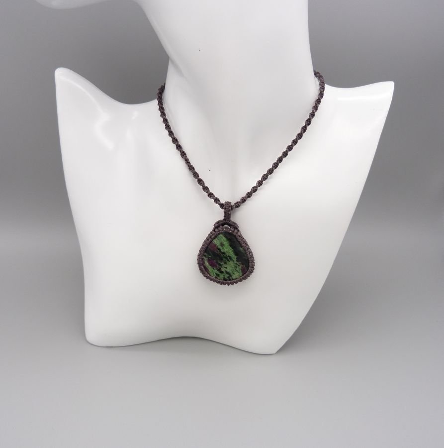 Collier en micro-macramé violet foncé avec une pierre gemme, la zoïsite