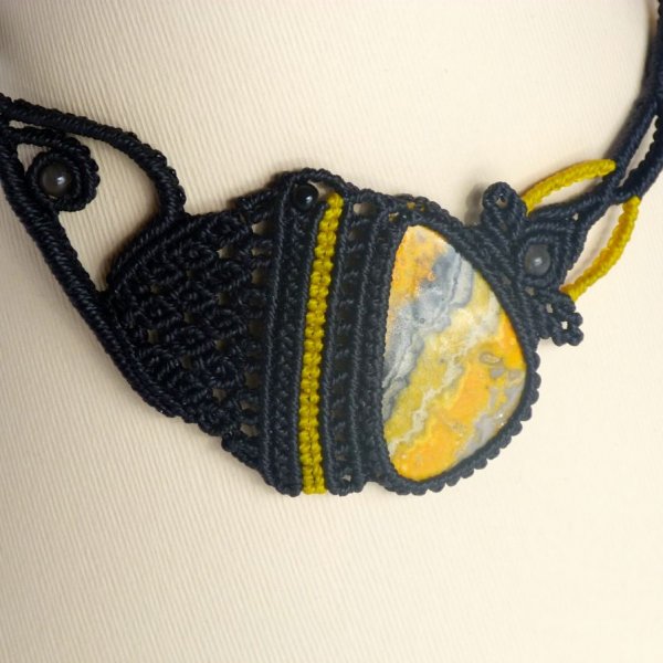 Collier noir/jaune en micro-macram&eacute;  avec une  pierre naturelle, la jaspe 