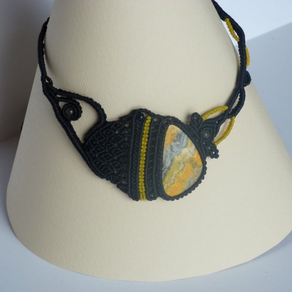 Collier noir/jaune en micro-macram&eacute;  avec une  pierre naturelle, la jaspe 