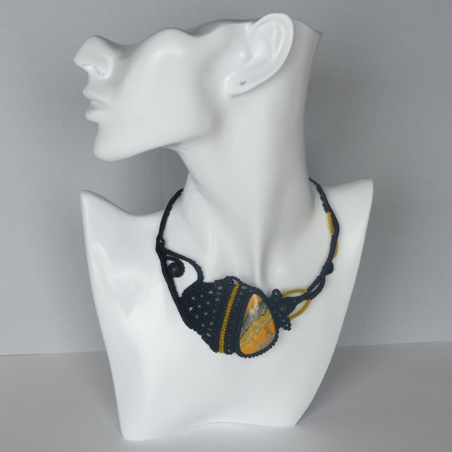 Collier noir/jaune en micro-macramé  avec une  pierre naturelle, la jaspe 