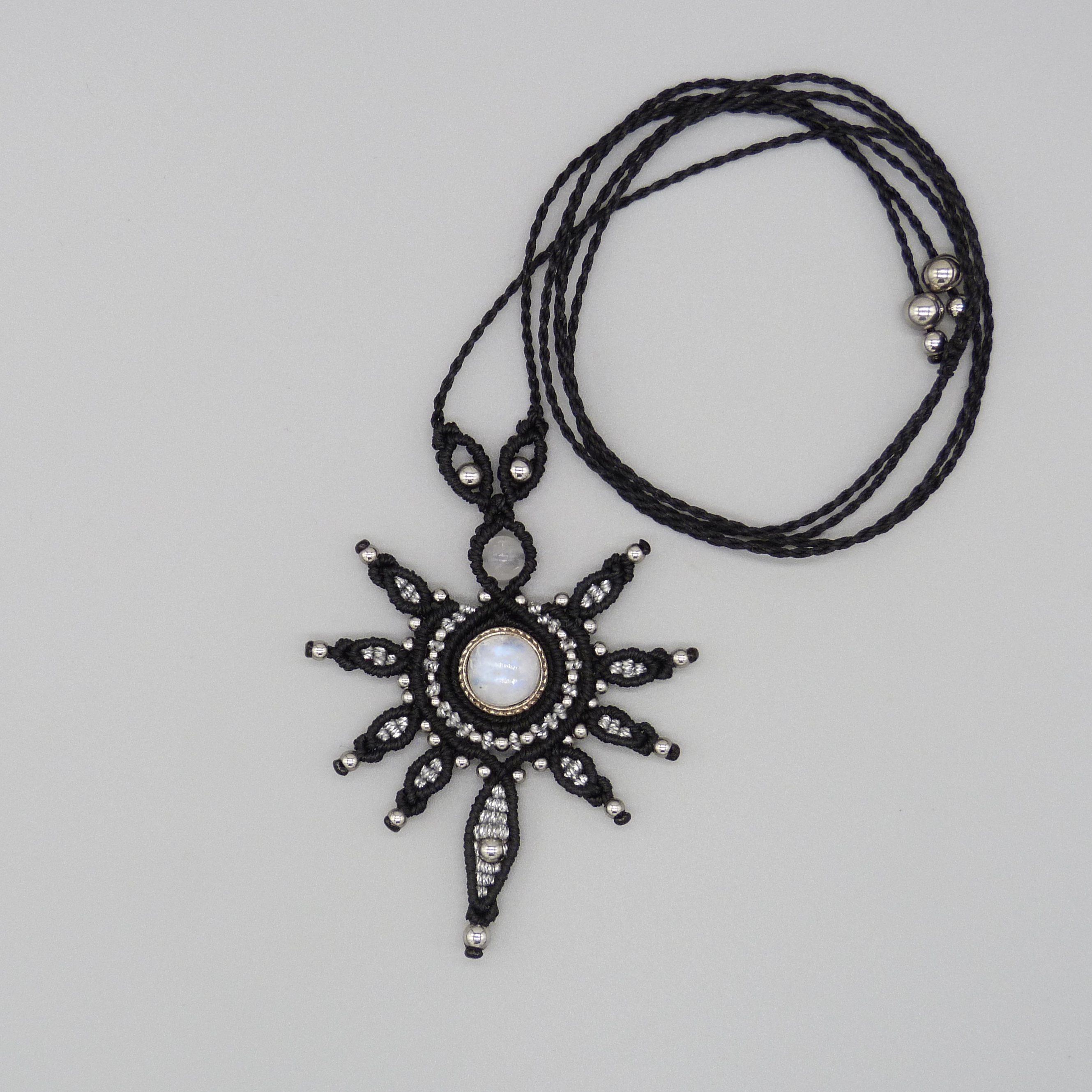 collier noir en micro-macramé avec une pierre de lune sertie