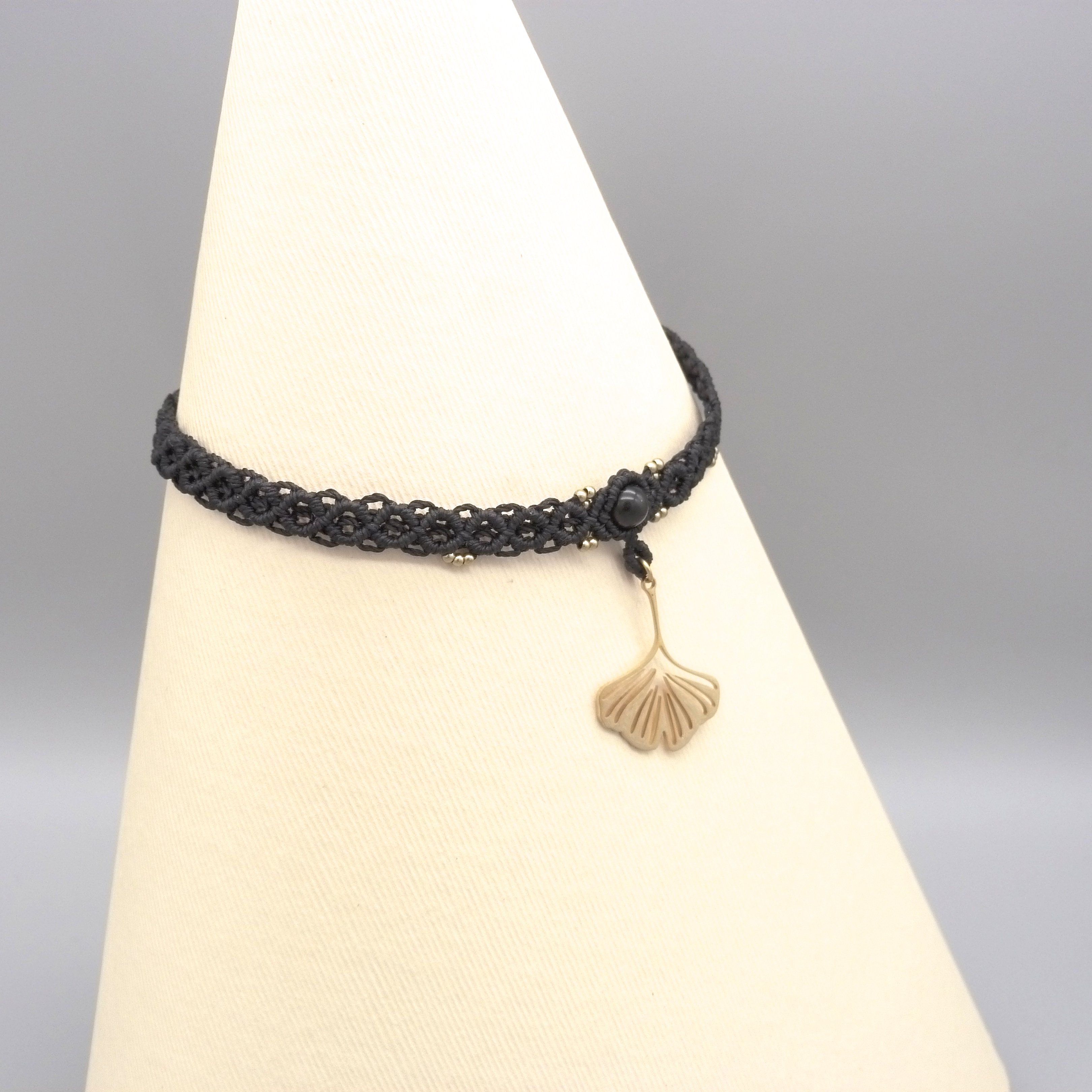 Collier noir en micro-macram&eacute; ras-du-cou avec une feuille de ginkgo biloba 