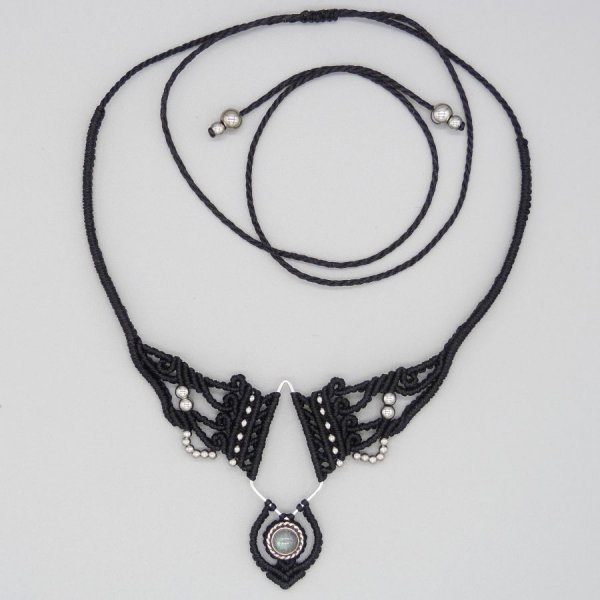 Collier noir en micro-macram&eacute;  avec une labradorite sertie