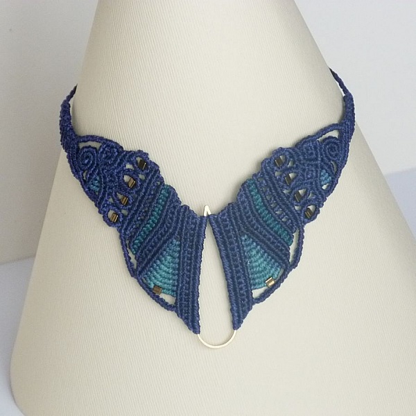 Collier  "papillon" en micro-macram&eacute; bleu
