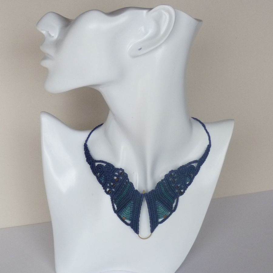 Collier  "papillon" en micro-macramé bleu