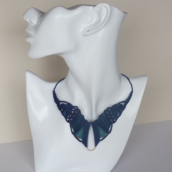 Collier  "papillon" en micro-macram&eacute; bleu