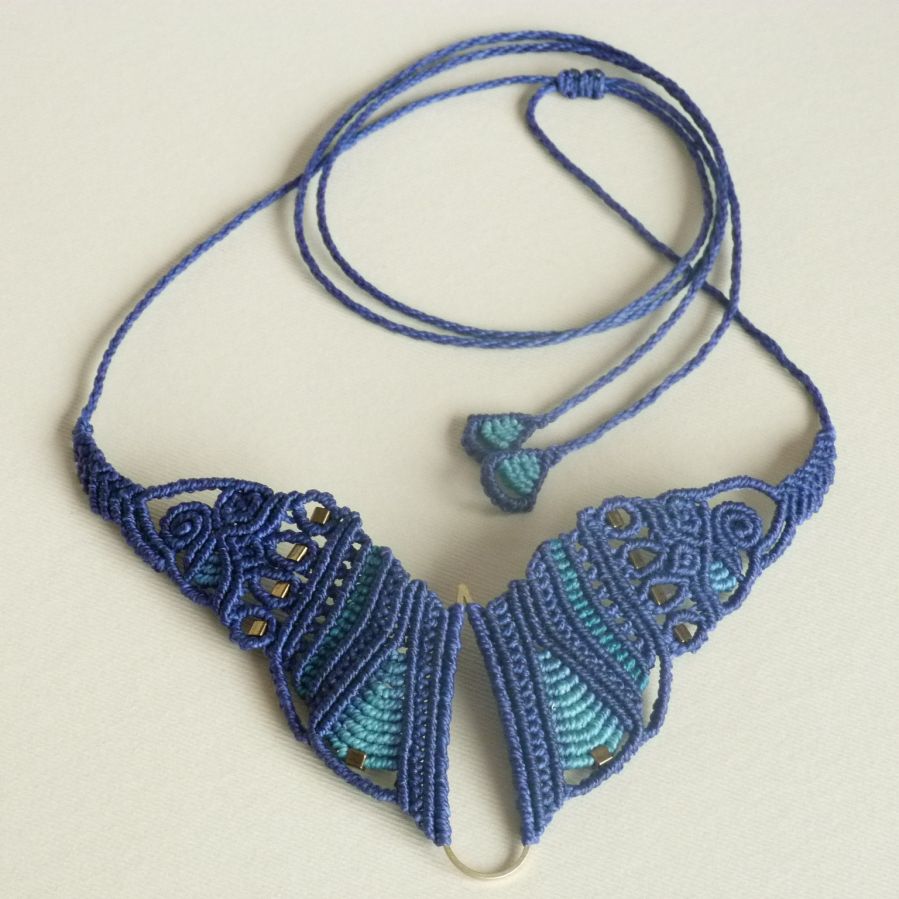 Collier  "papillon" en micro-macramé bleu