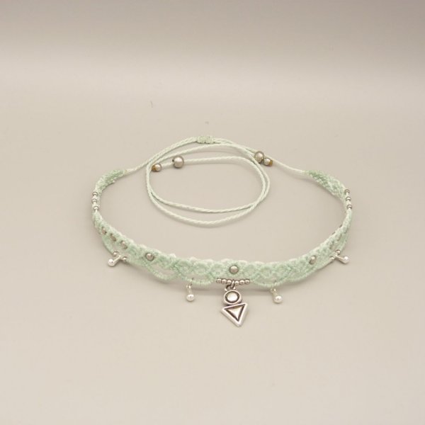 Collier ras-du-cou en micro-macramé vert menthe à l'eau