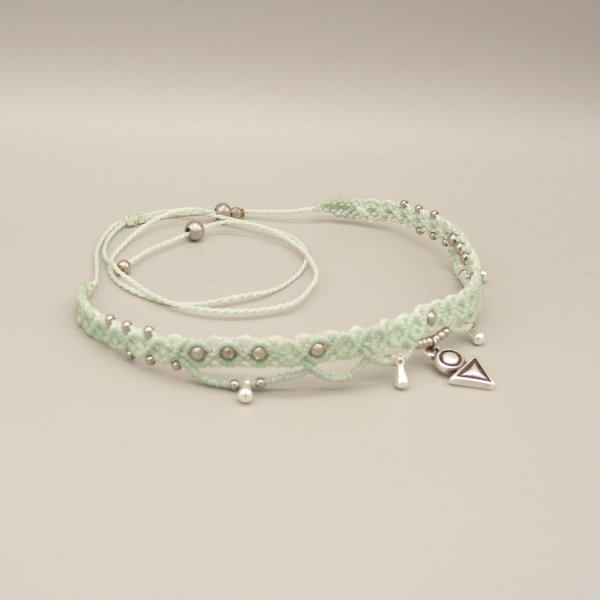 Collier ras-du-cou en micro-macramé vert menthe à l'eau