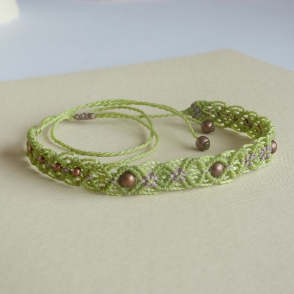 Collier ras-du-cou en micro-macram&eacute; vert pomme