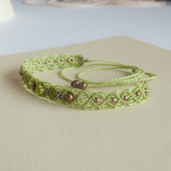 Collier ras-du-cou en micro-macram&eacute; vert pomme