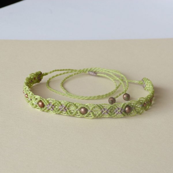 Collier ras-du-cou en micro-macram&eacute; vert pomme