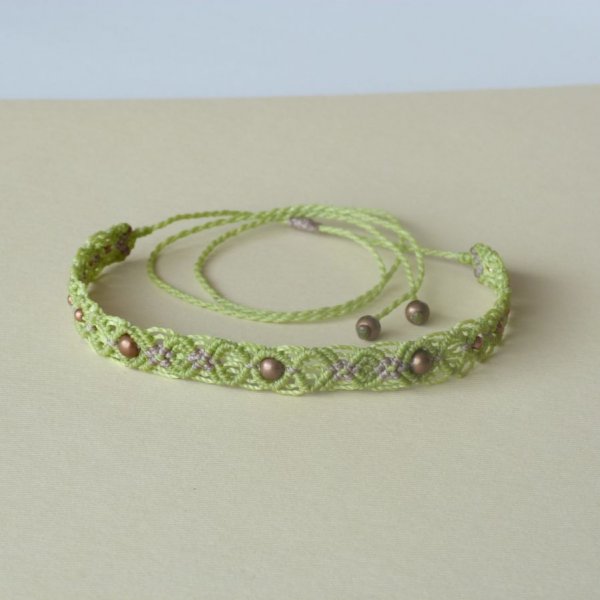 Collier ras-du-cou en micro-macram&eacute; vert pomme