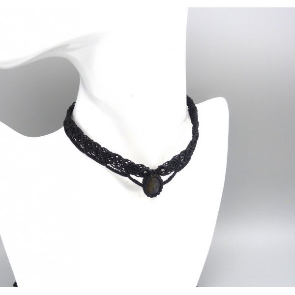Collier ras de cou noir en micro-macram&eacute; avec une labradorite