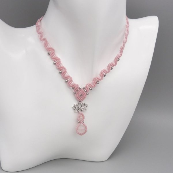 Collier rose en micro-macramé avec deux perles en quartz 