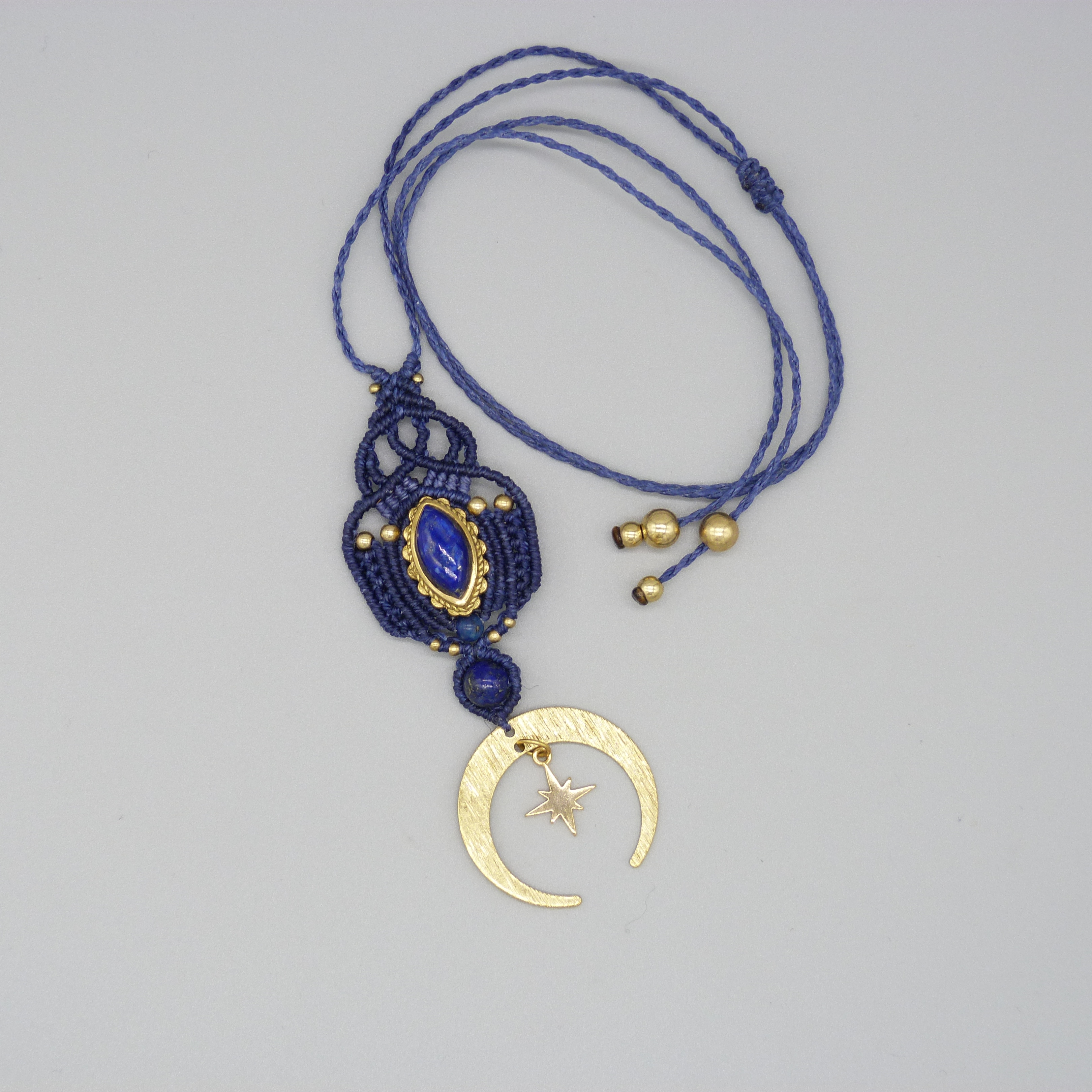 collier sautoir bleu en micro-macramé avec un lapis lazuli serti de laiton