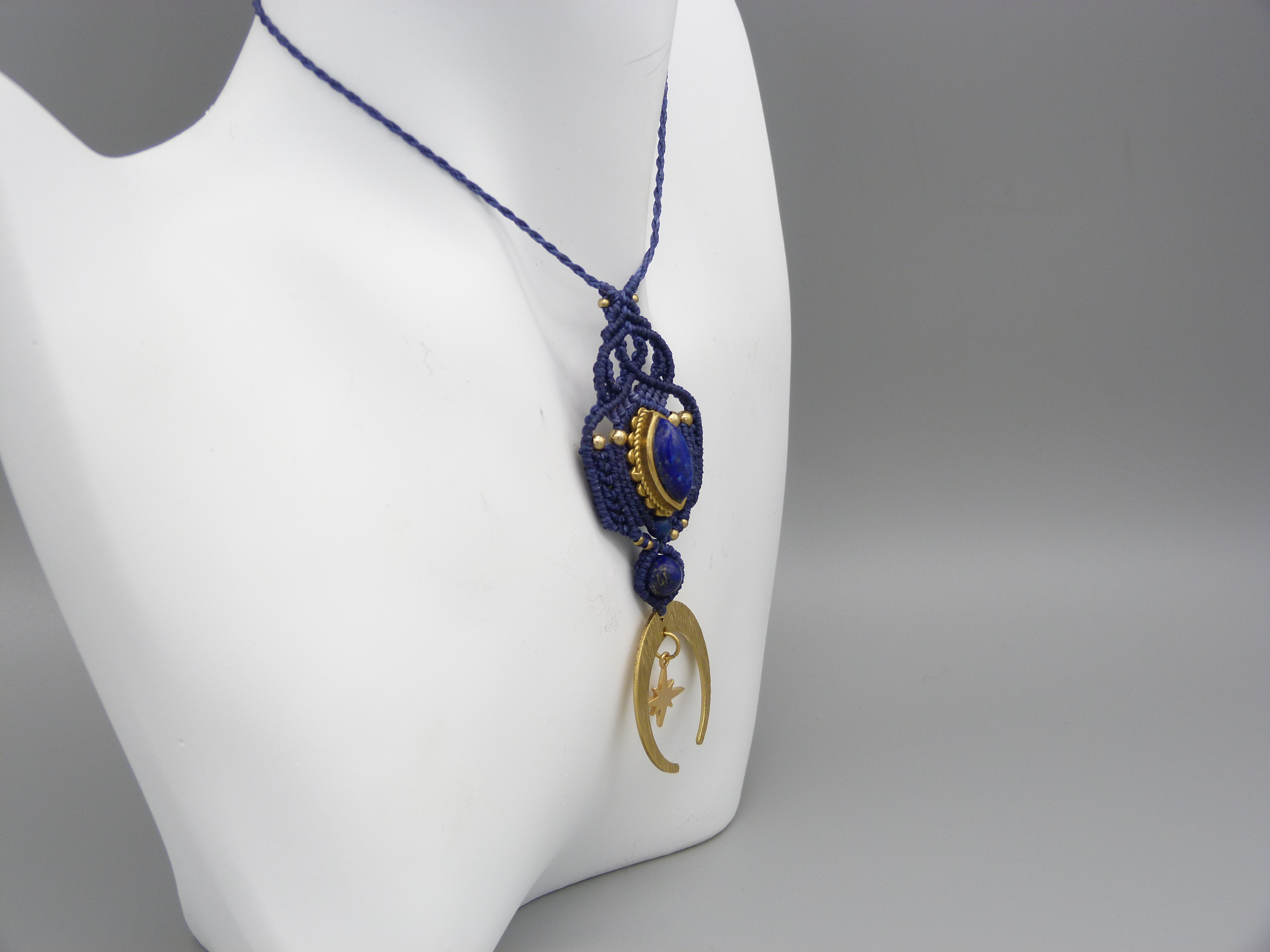 collier sautoir bleu en micro-macramé avec un lapis lazuli serti de laiton