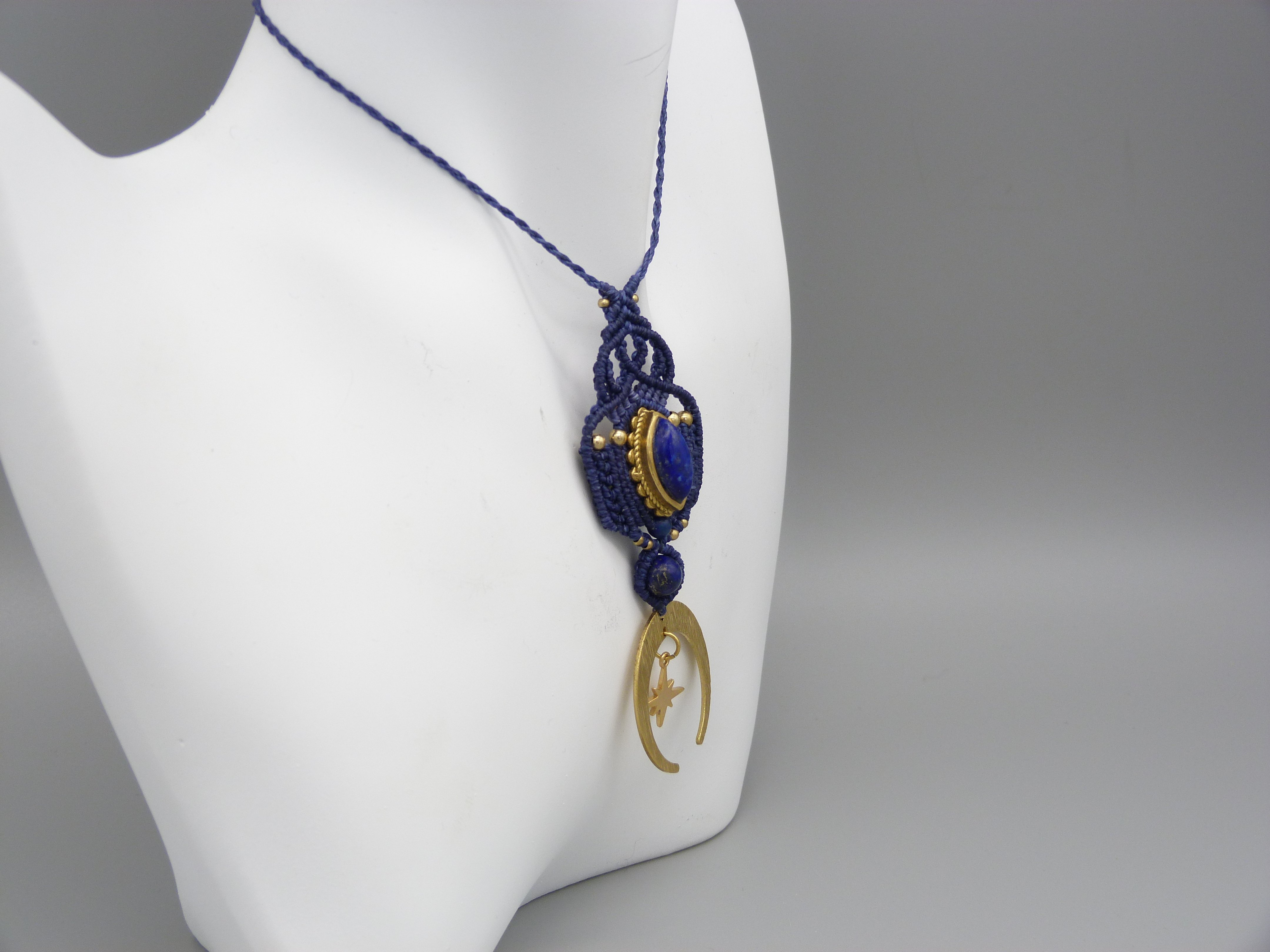 collier sautoir bleu en micro-macram&eacute; avec un lapis lazuli serti de laiton