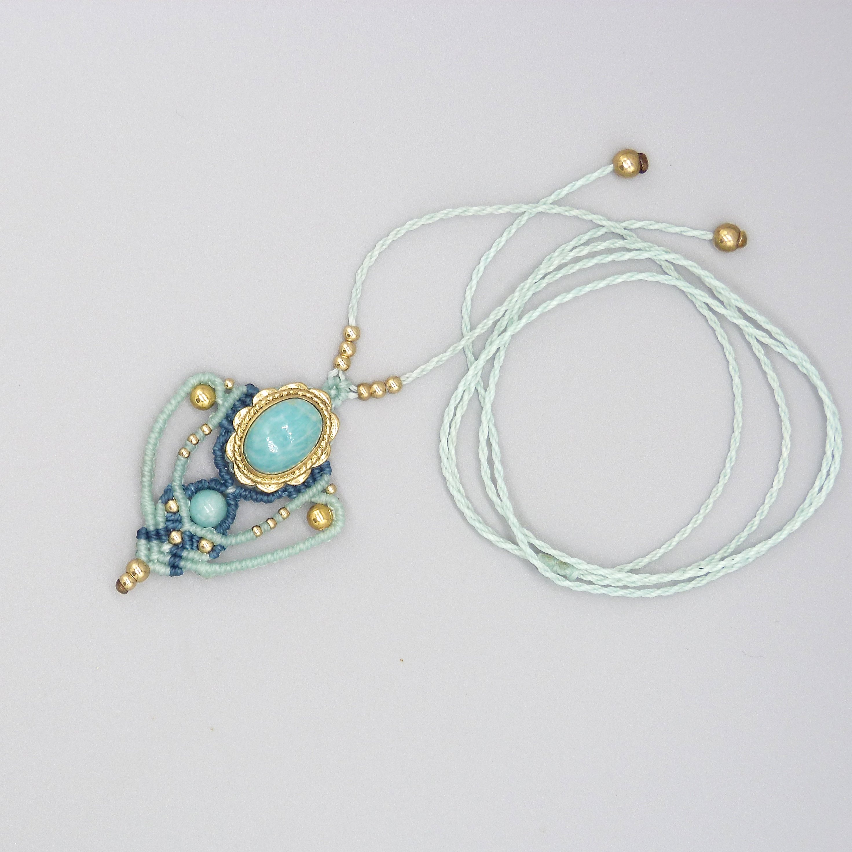 collier sautoir couleur menthe &agrave; l'eau en micro-macram&eacute; avec une amazonite sertie de laiton