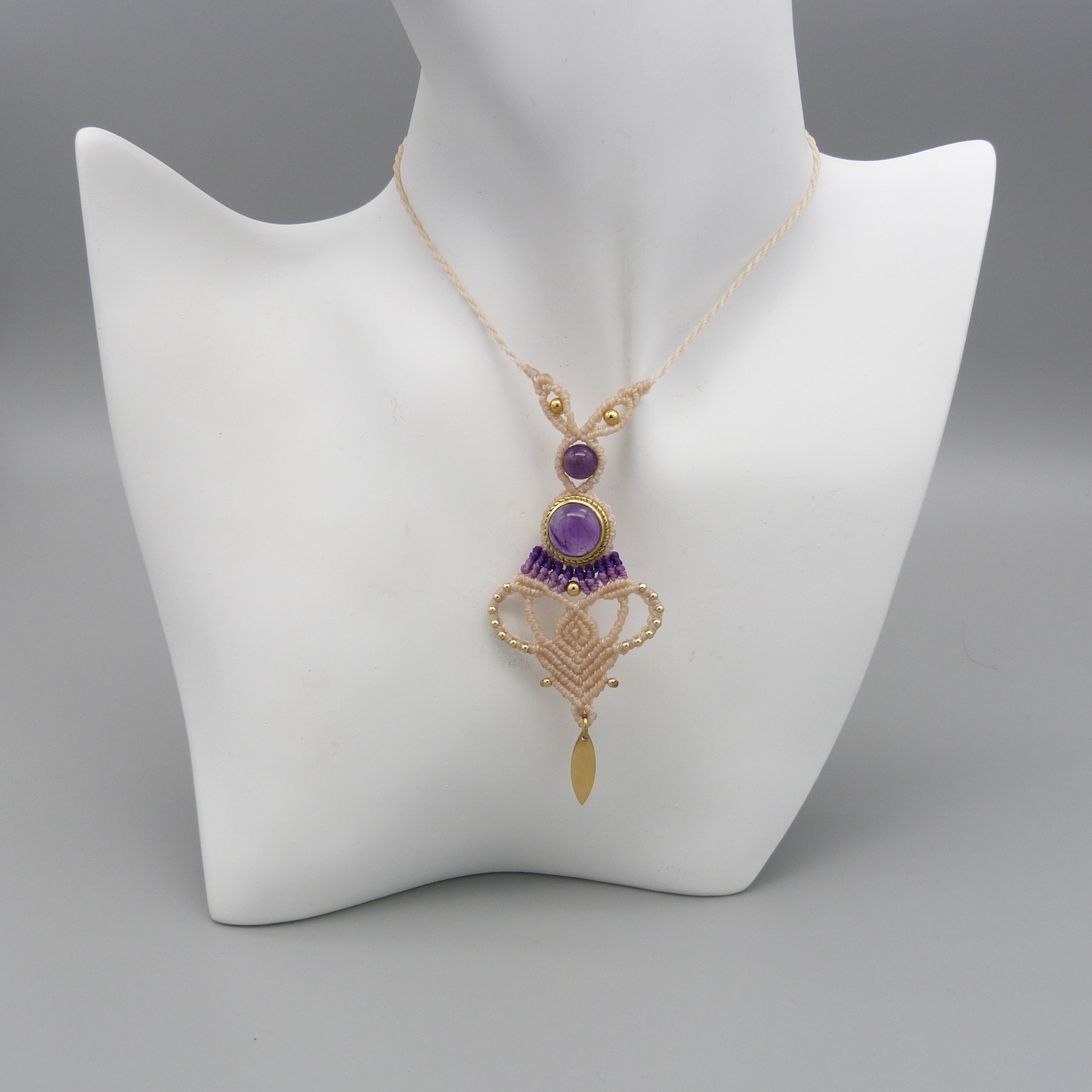 collier sautoir couleur sable et violet en micro-macram&eacute; avec une am&eacute;thyste sertie de laiton