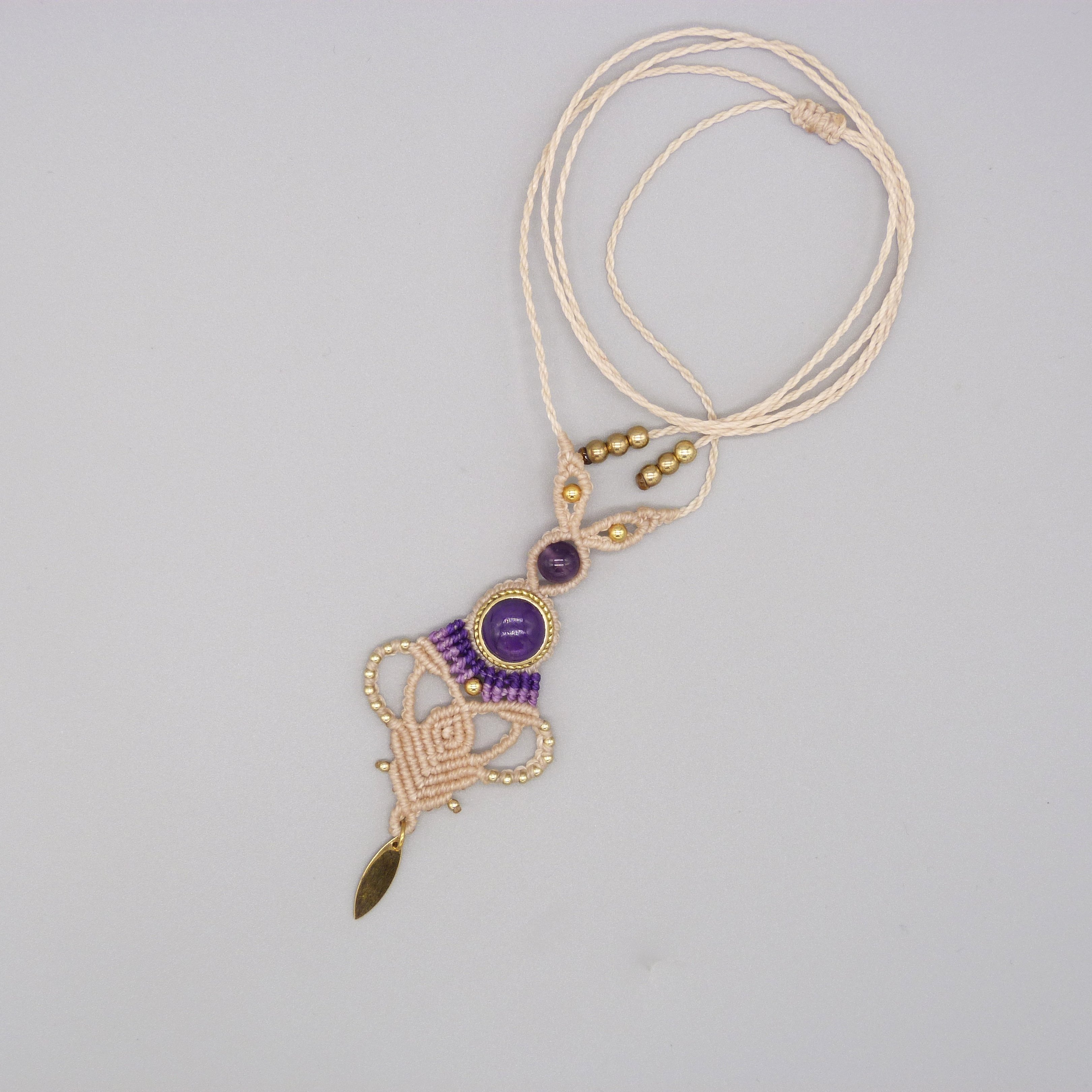 collier sautoir couleur sable et violet en micro-macramé avec une améthyste sertie de laiton