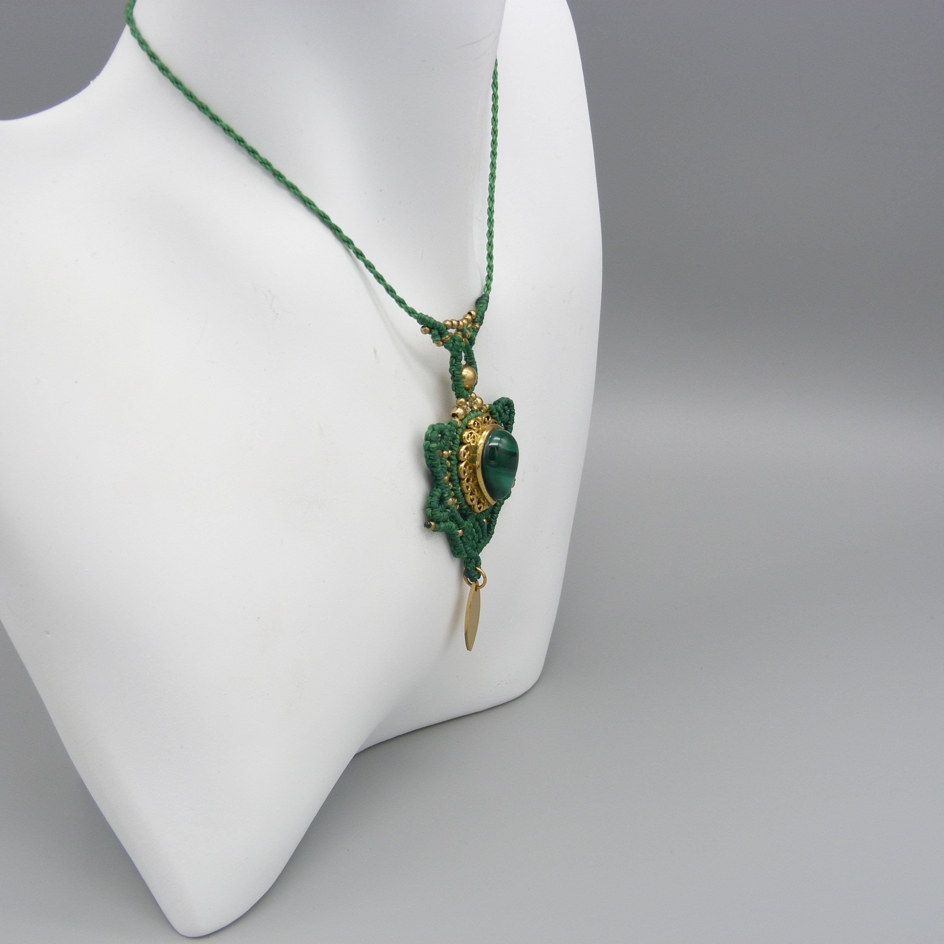 collier sautoir vert en micro-macram&eacute; avec une malachite sertie de laiton
