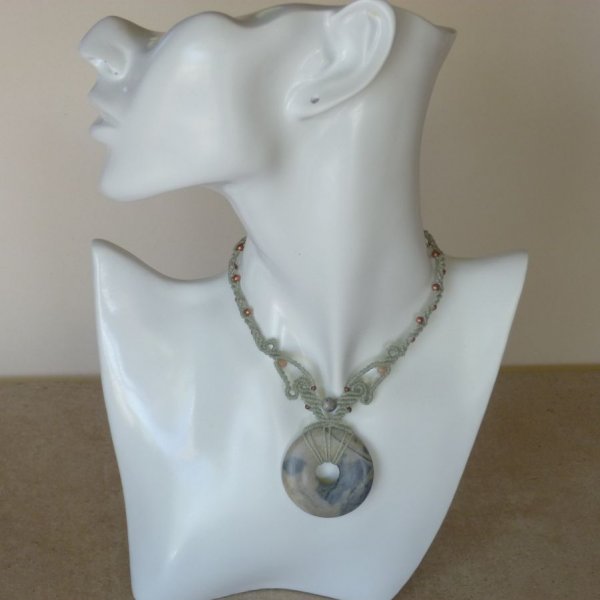 Collier vert  eau en micro-macram&eacute; avec en pi&egrave;ce centrale une pierre naturelle, la jaspe picasso