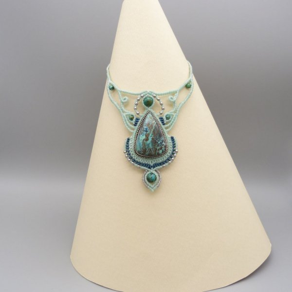 collier vert menthe &agrave; l'eau en micro-macram&eacute; avec une chrysocolle sertie