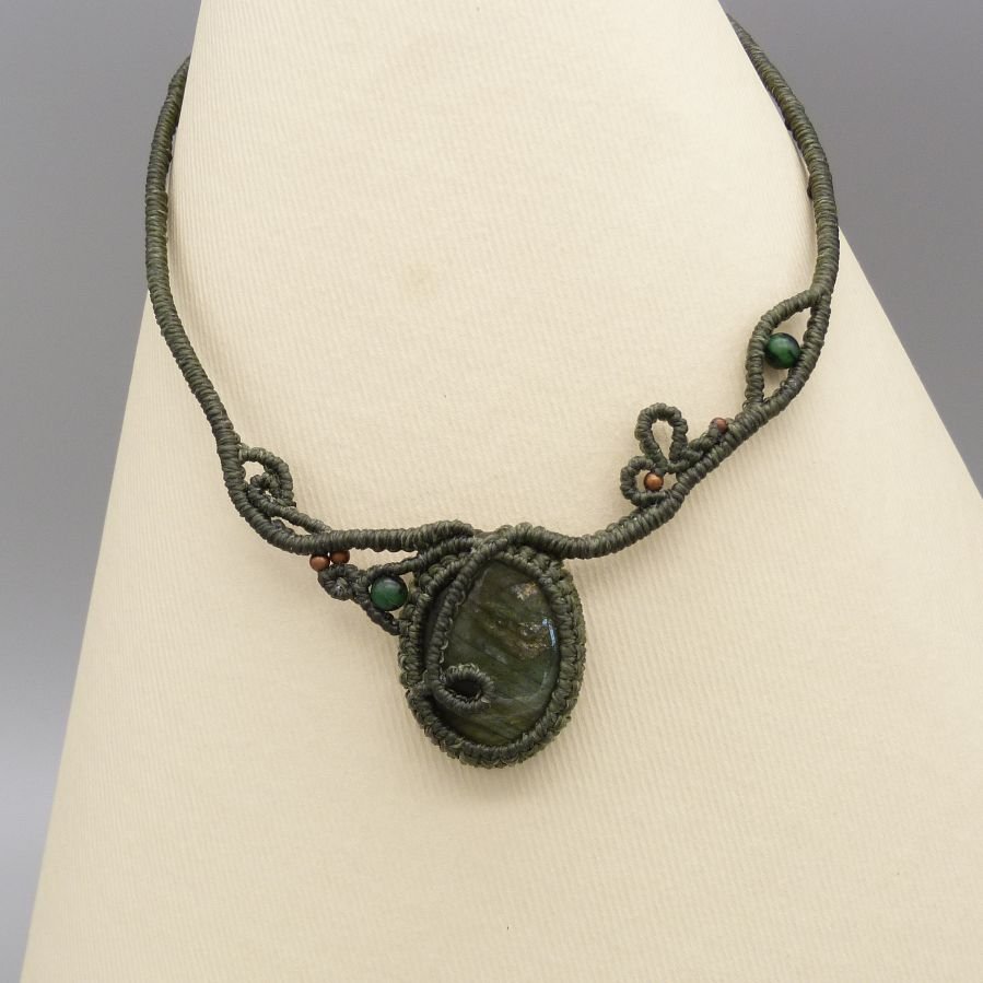 Commande personnalisée sur demande  : Collier vert sauge avec une labradorite