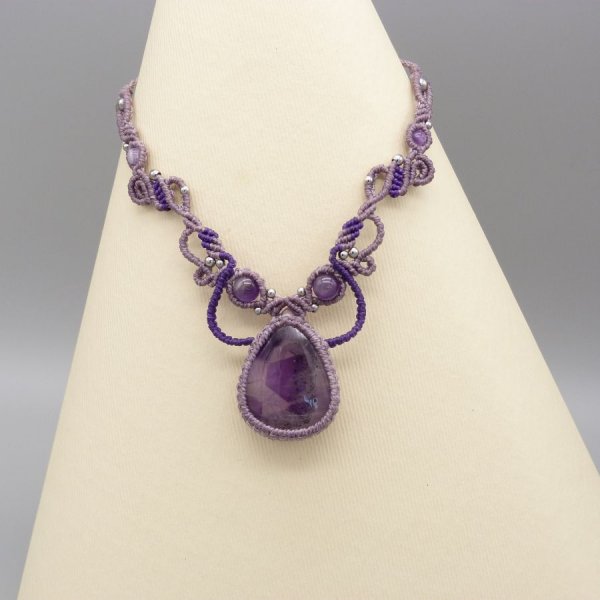 Collier violet en micro-macramé avec une améthyste