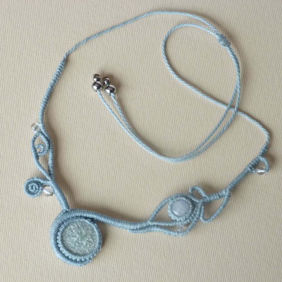 Collier  bleu clair en micro-macramé avec une céramique et une pierre de lune