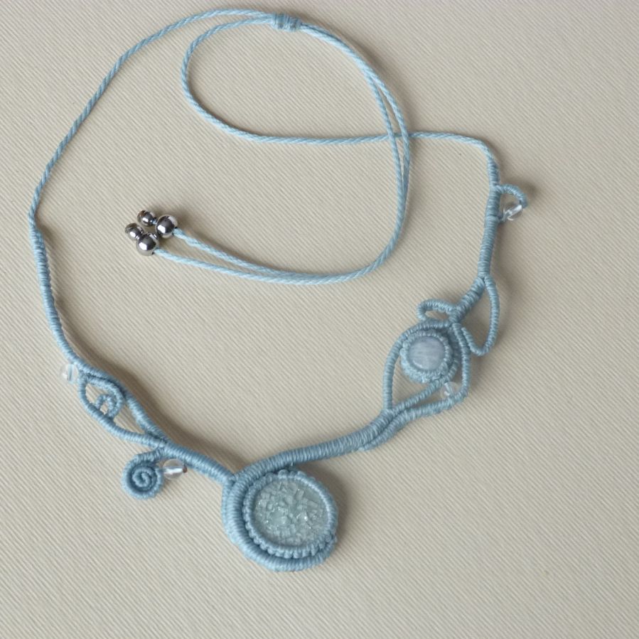 Collier  bleu clair en micro-macramé avec une céramique et une pierre de lune