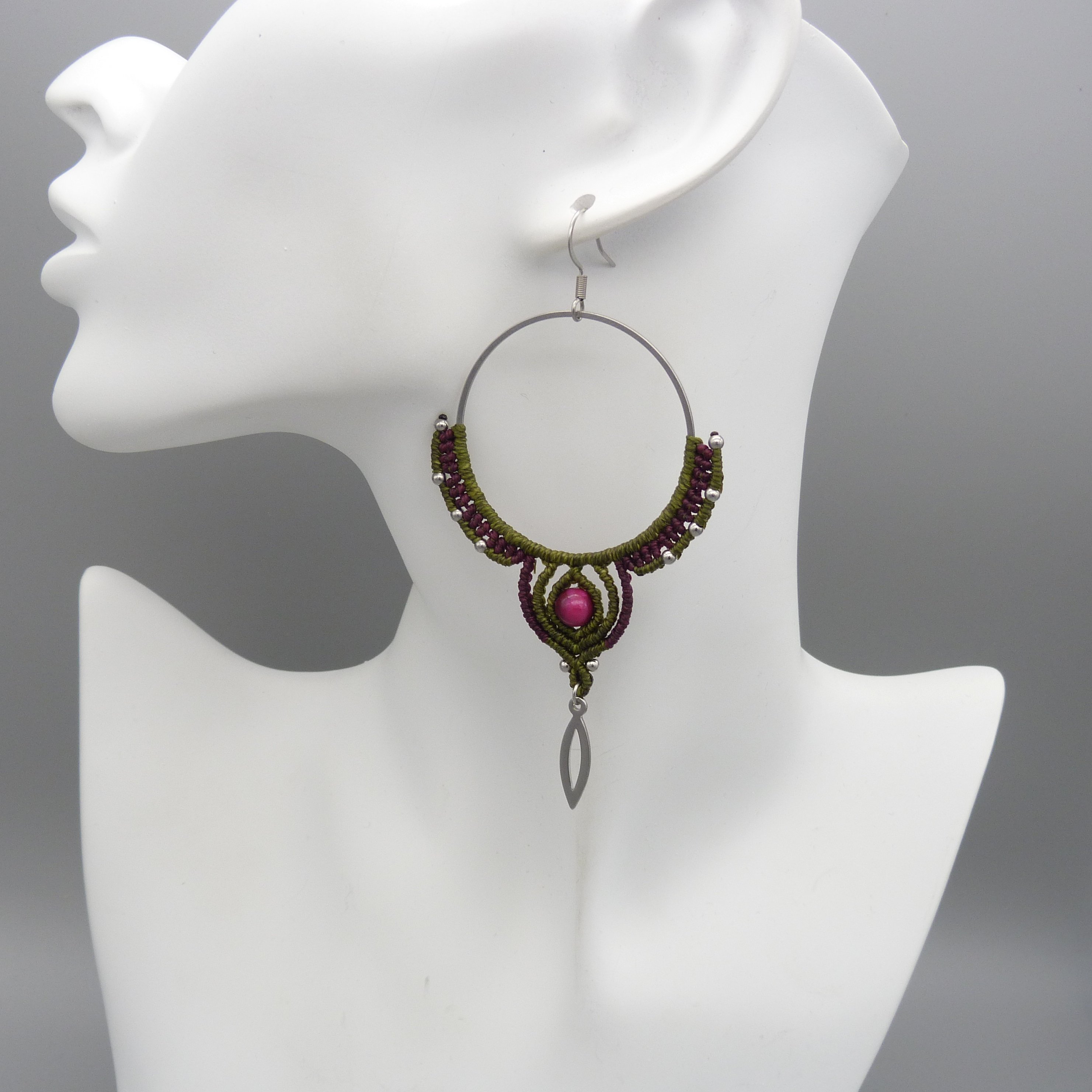 Cr&eacute;oles en micro-macram&eacute; avec perle oeil de tigre teint&eacute;e