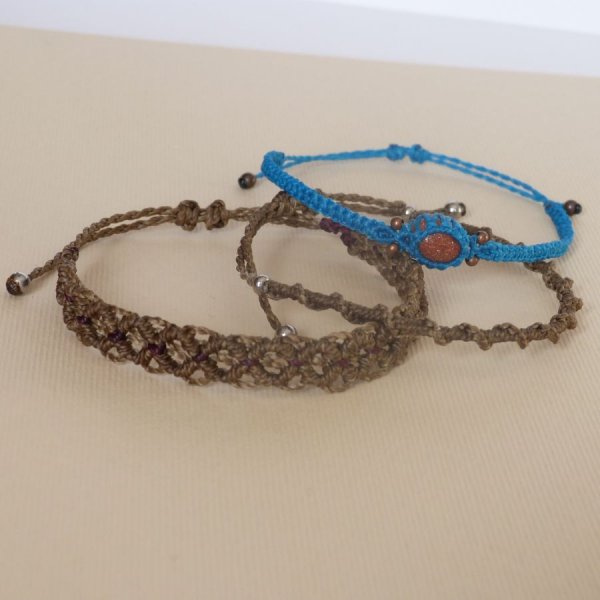 Ensemble de bracelets bruns/bleu turquoise en micro-macramé