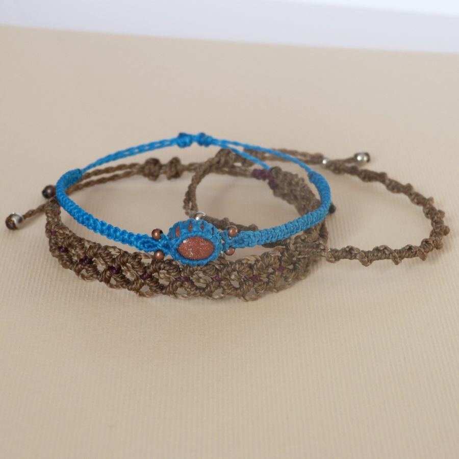 Ensemble de bracelets bruns/bleu turquoise en micro-macramé