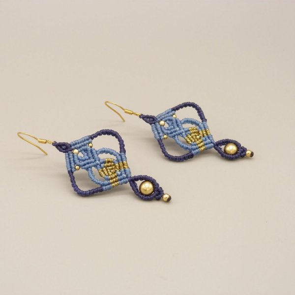 Paire de boucles d'oreilles bleues  en micro-macramé 