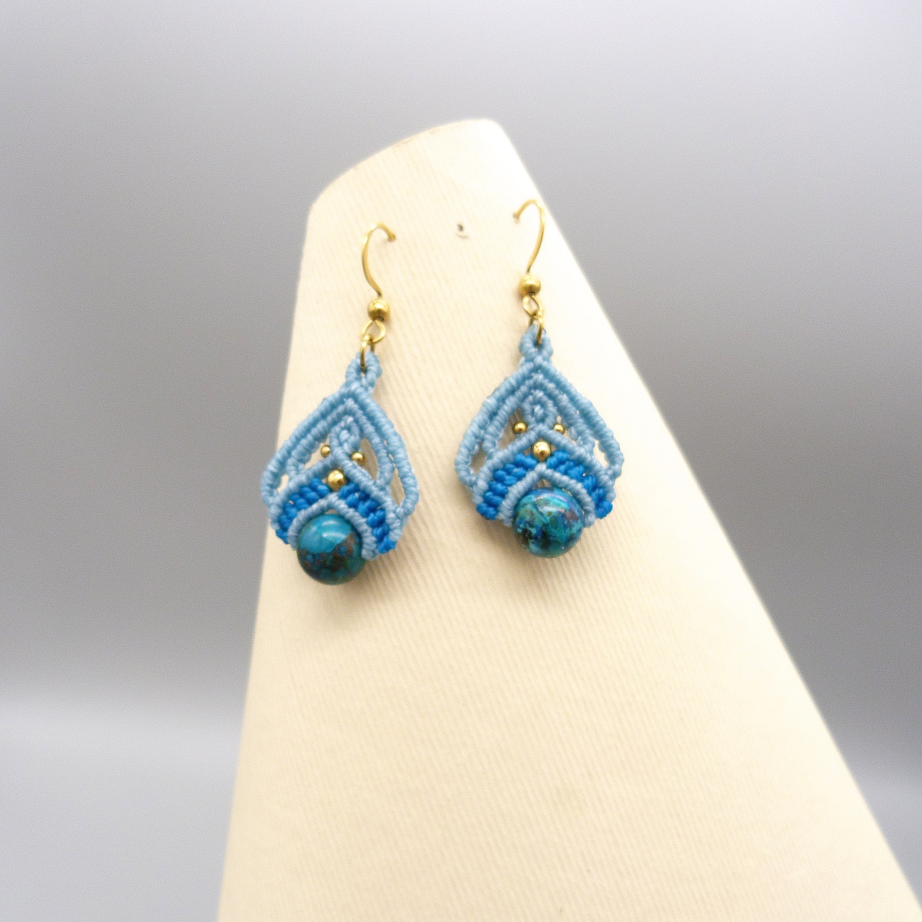 Paire de boucles d'oreilles bleues avec des perles en chrysocolle