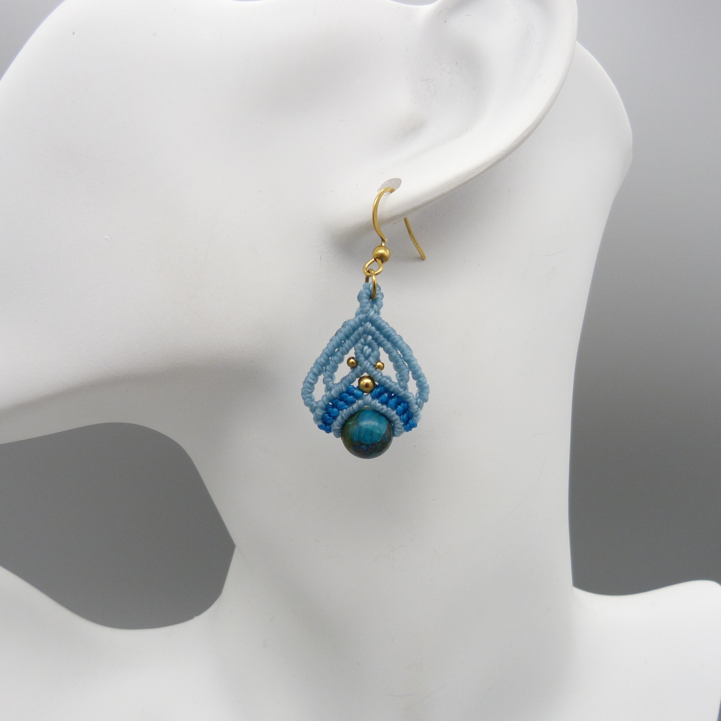 Paire de boucles d'oreilles bleues avec des perles en chrysocolle