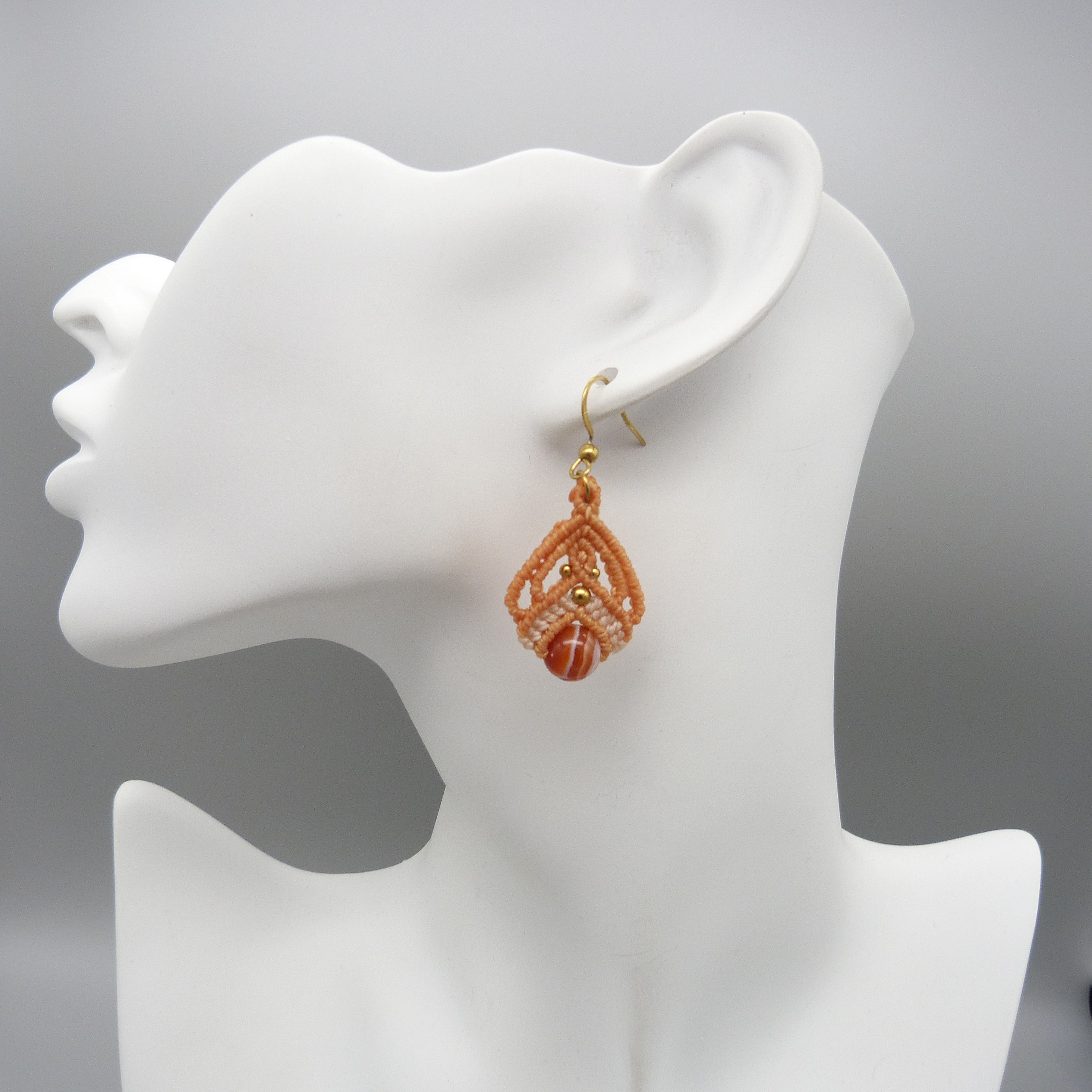 Paire de boucles d'oreilles bleues avec des perles en cornaline