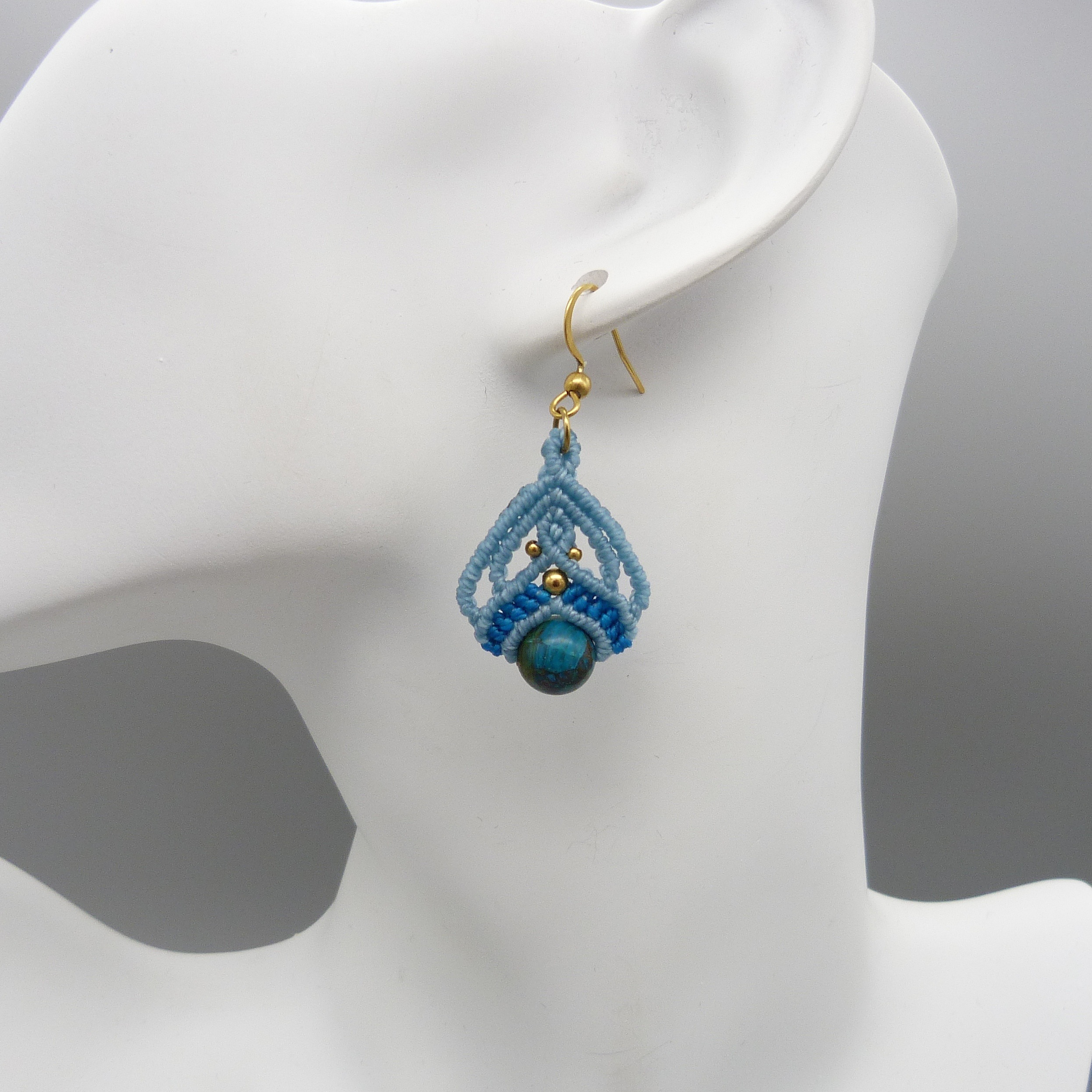 Paire de boucles d'oreilles bleues avec des perles en chrysocolle