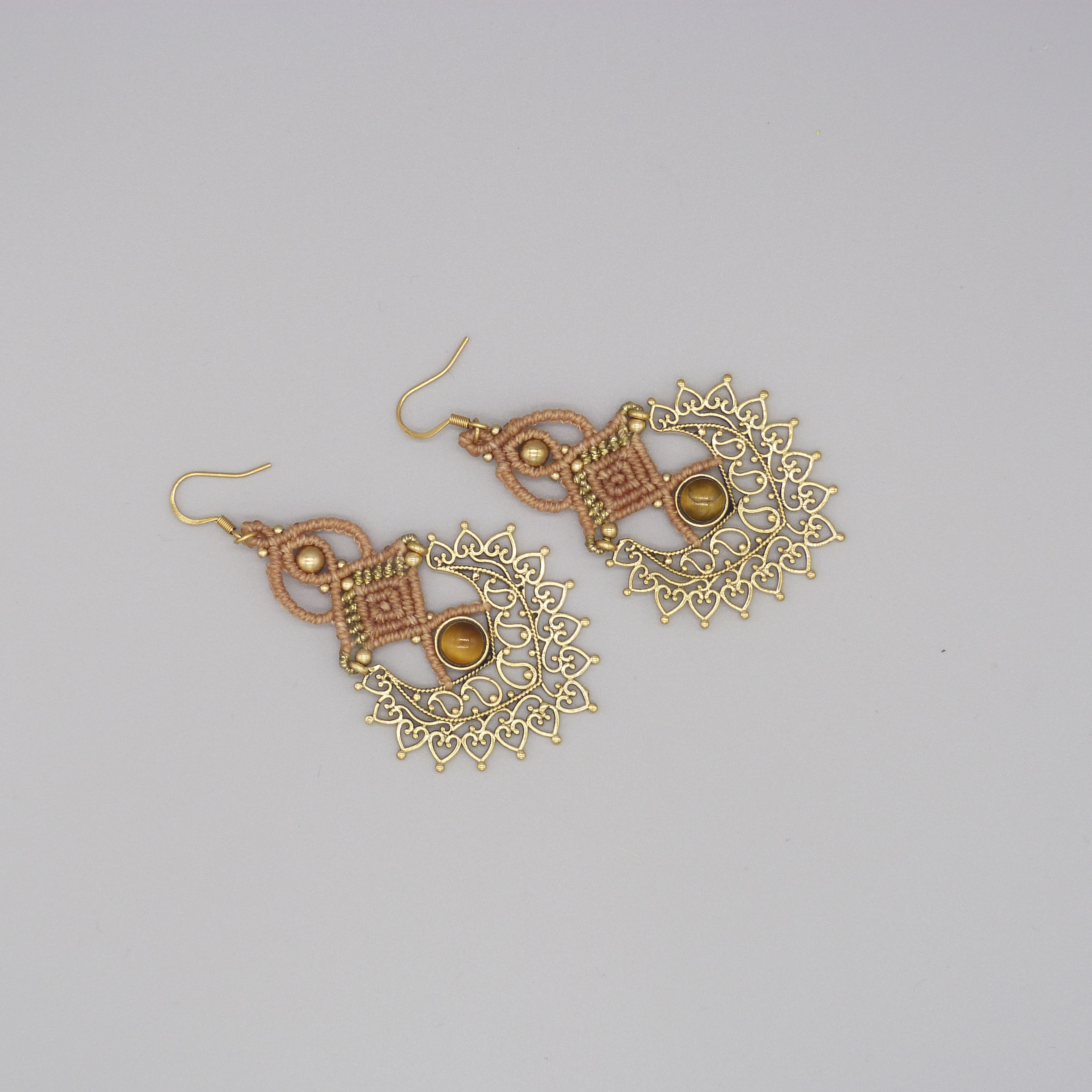 Paire de boucles d'oreilles couleur paille en micro-macramé avec un oeil de tigre