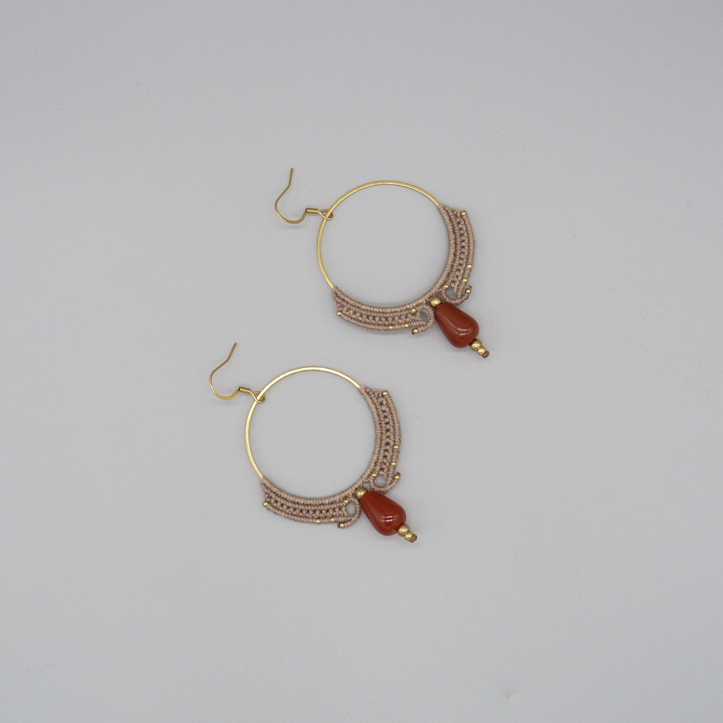 Paire de boucles d'oreilles cr&eacute;oles greige en micro-macram&eacute; avec une cornaline