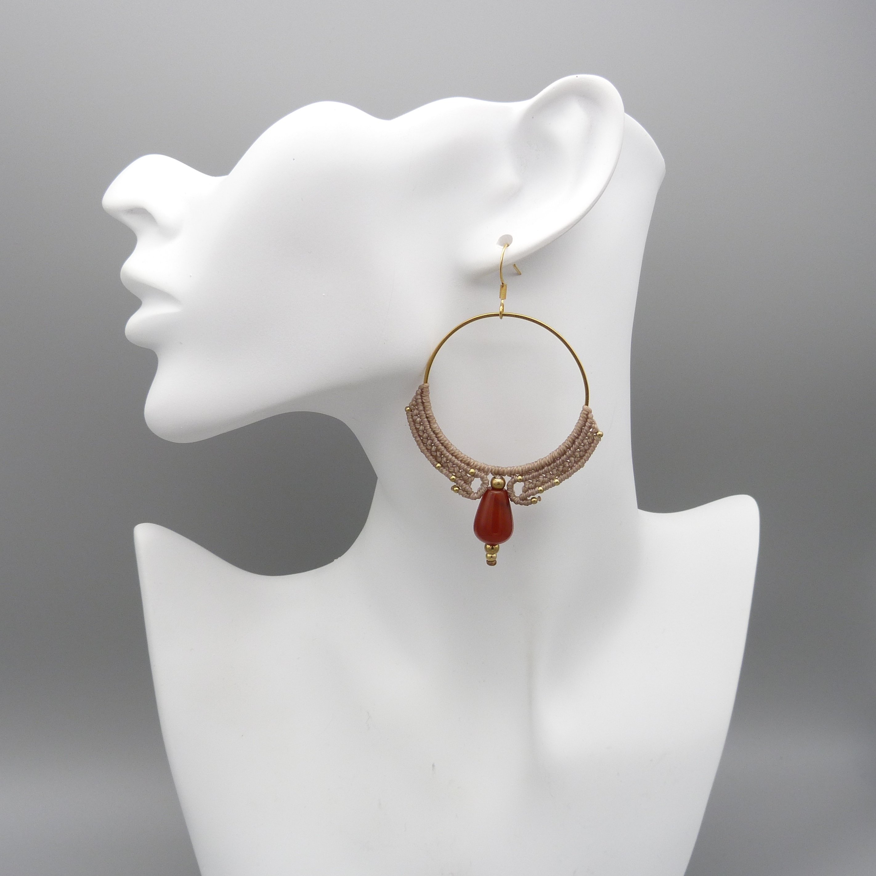 Paire de boucles d'oreilles cr&eacute;oles greige en micro-macram&eacute; avec une cornaline